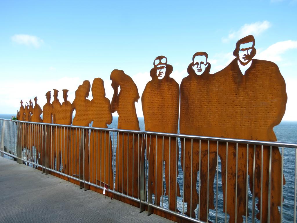 纽卡斯尔纪念步道上的澳新军团的钢制剪影