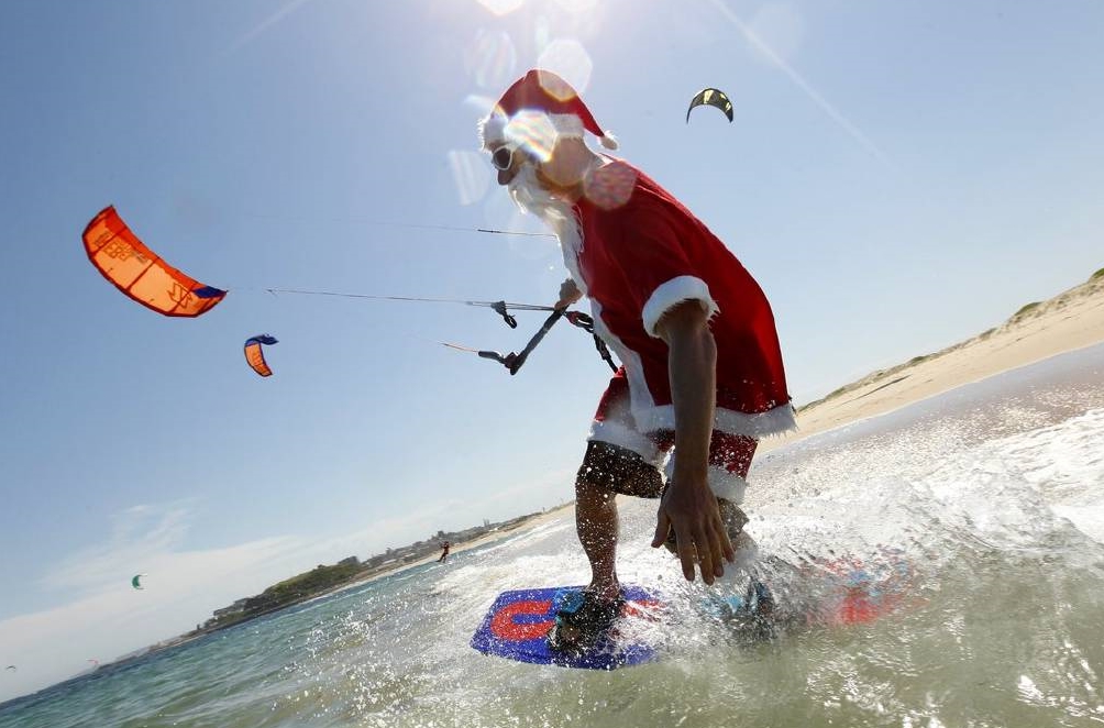 圣诞老人脚踩滑板乘着风筝而来