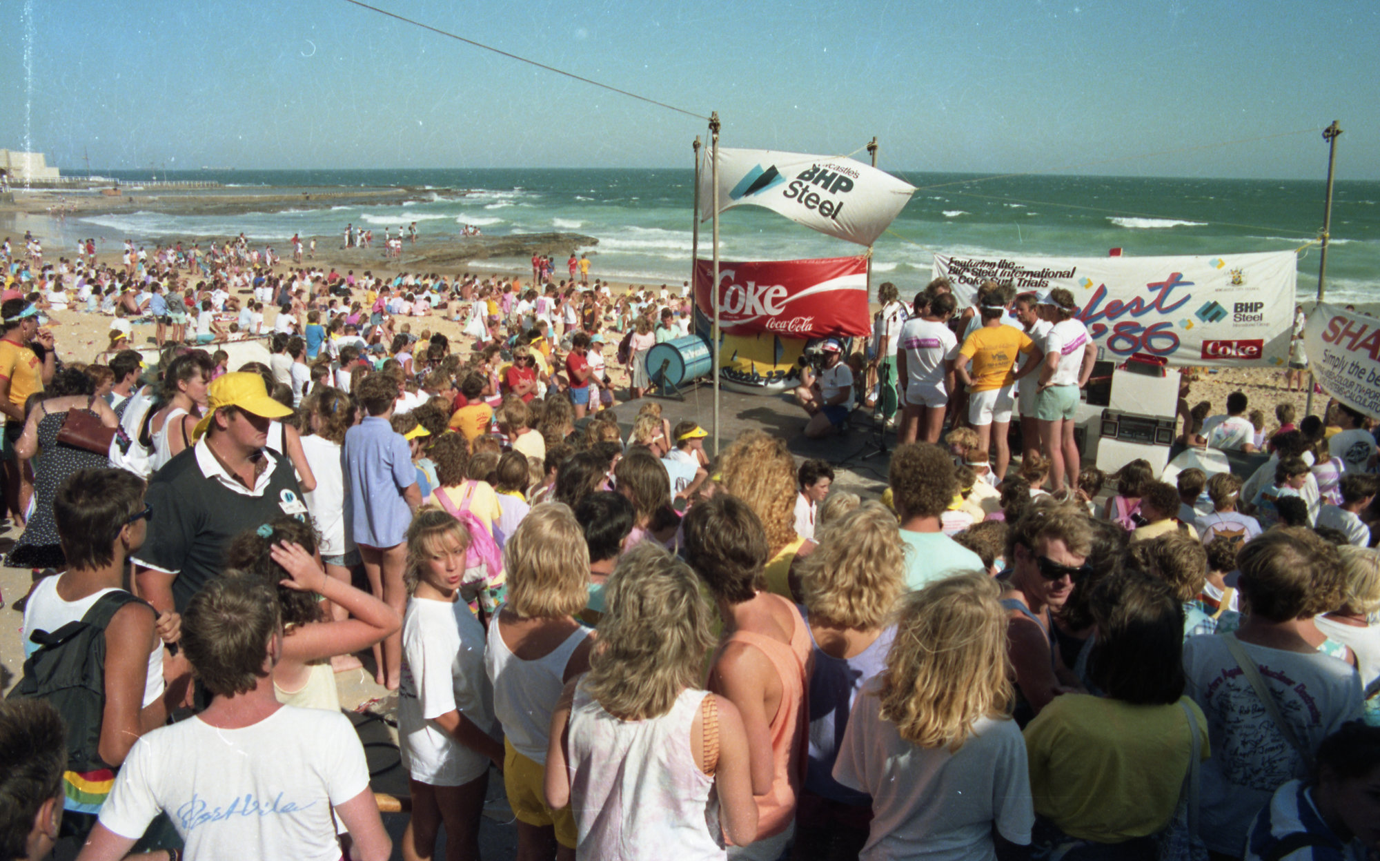 1986年11月25日在澳大利亚纽卡斯尔海滩举行的冲浪运动会