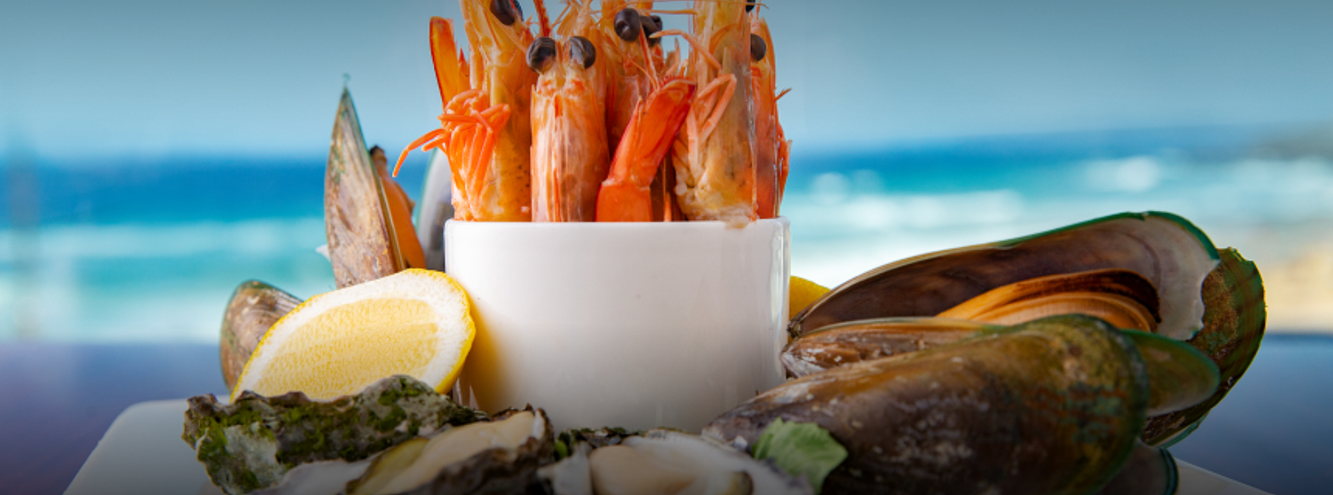 海滩上的诺亚餐厅的大虾和牡蛎