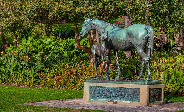 雕塑《母马和小马》