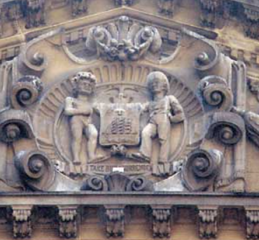 雕塑：悉尼市政厅1842年第一届议会通过城市徽章的简化版本