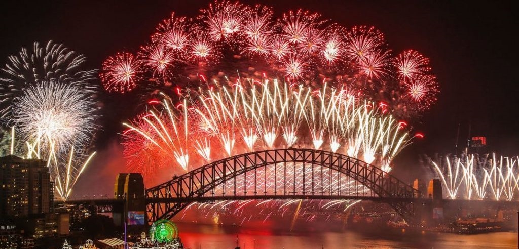 在悉尼塔上欣赏悉尼新年前夜烟花