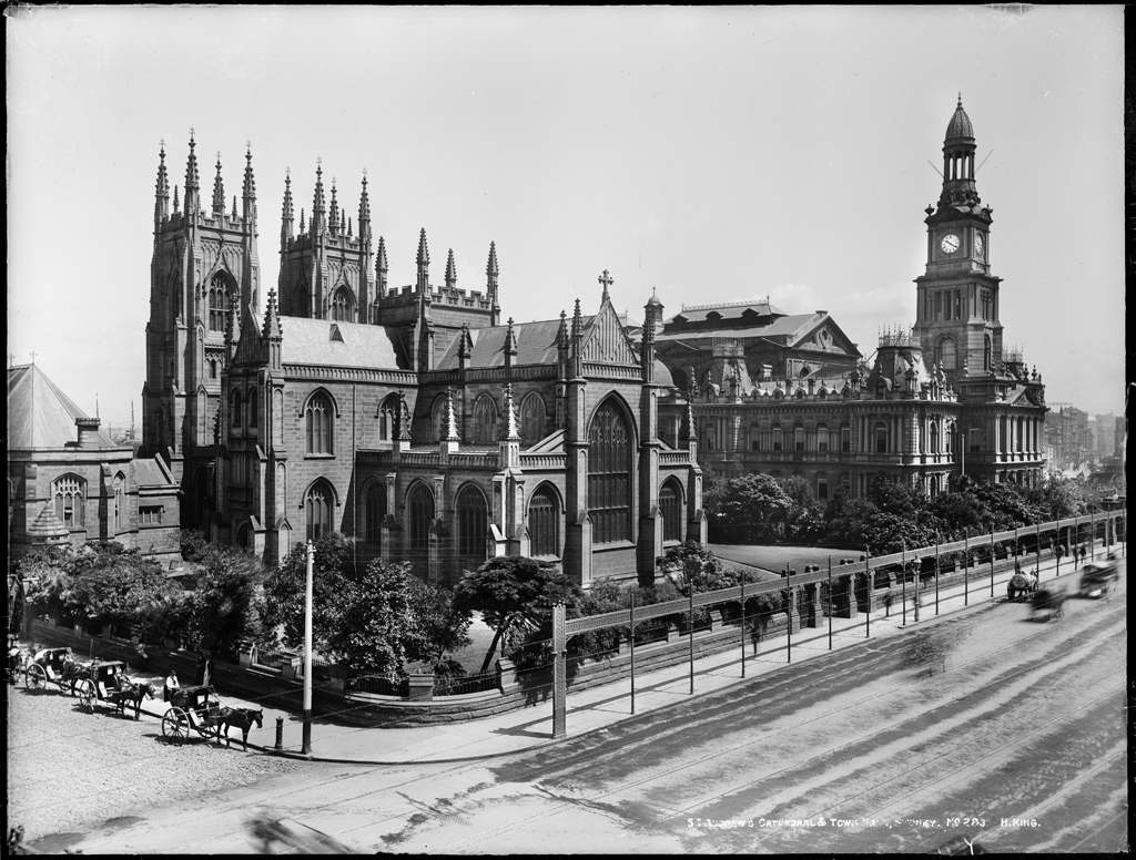 约1900年的乔治街悉尼市政厅（右）和圣安德斯大教堂（左）