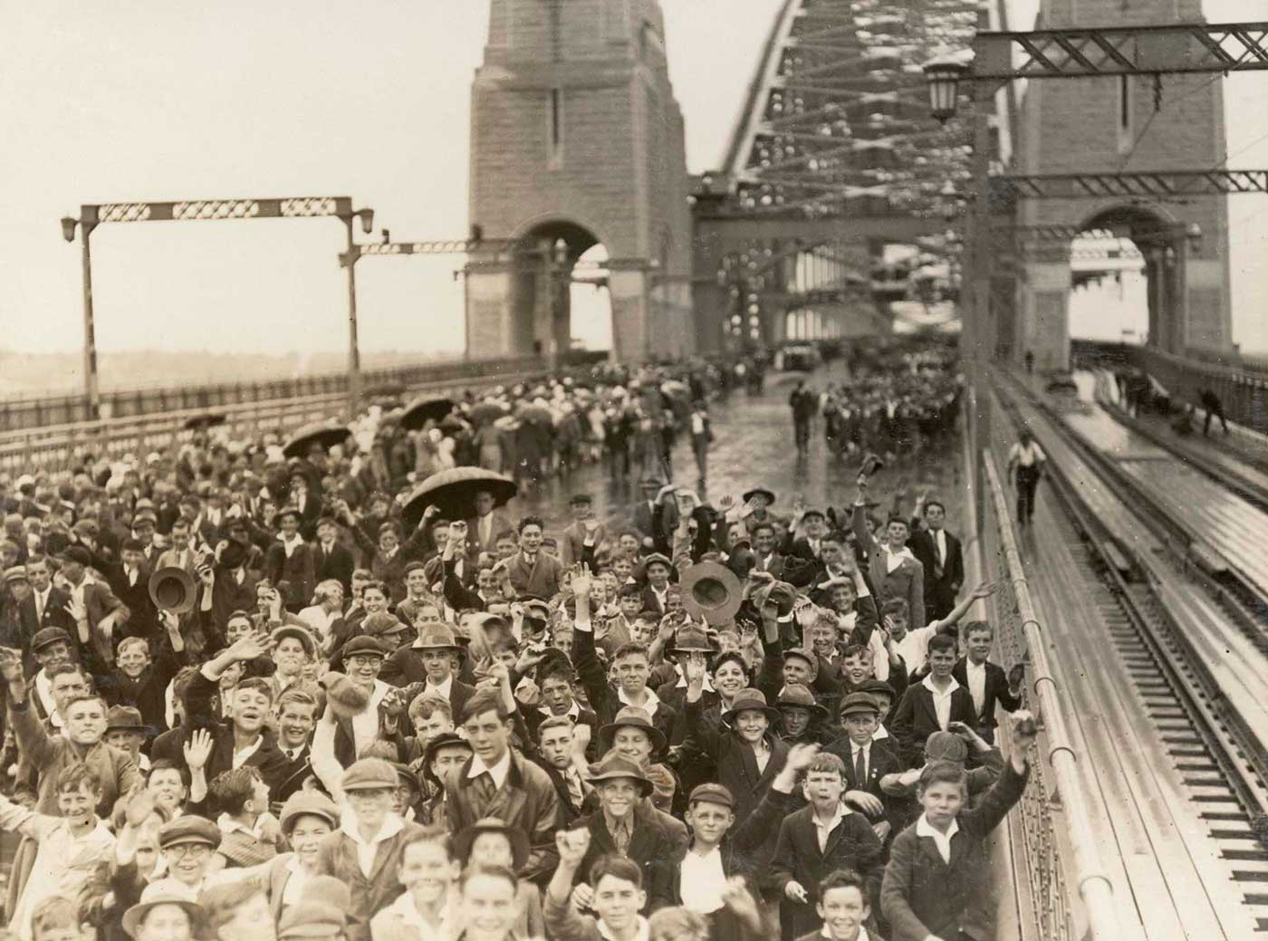 庆祝悉尼海港大桥开放，桥上的学童