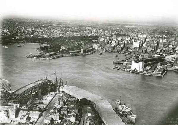 1929年9月，初建中的悉尼海港大桥