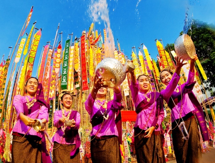 在悉尼世界大米节上，表演传统水稻收割和种植舞蹈