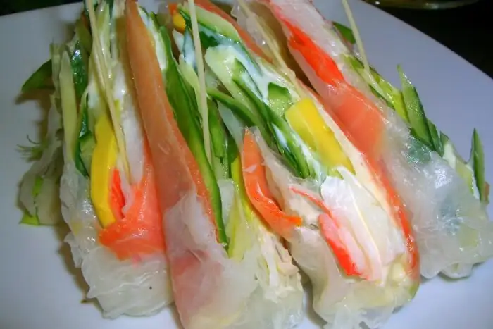 顶级厨师用宣纸包裹的烟熏鲑鱼与鳄梨、黄瓜和蟹棒的组成融合美食
