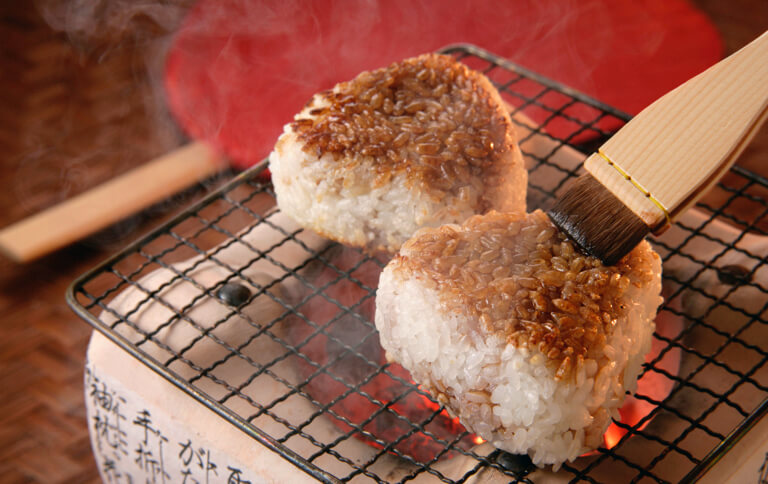 日本龟甲万酱油和味噌口味烤饭团