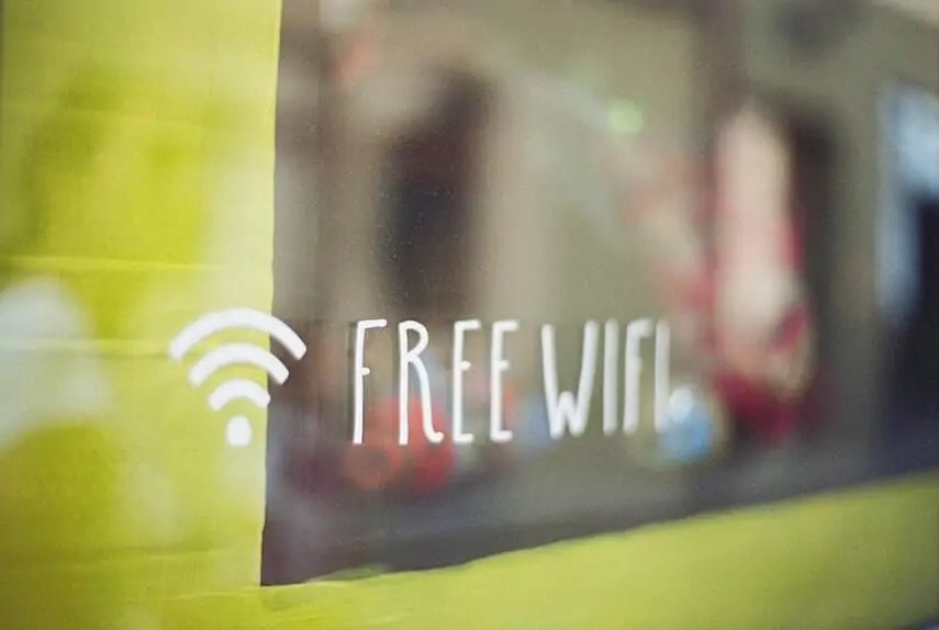 橱窗上的免费Wifi标志