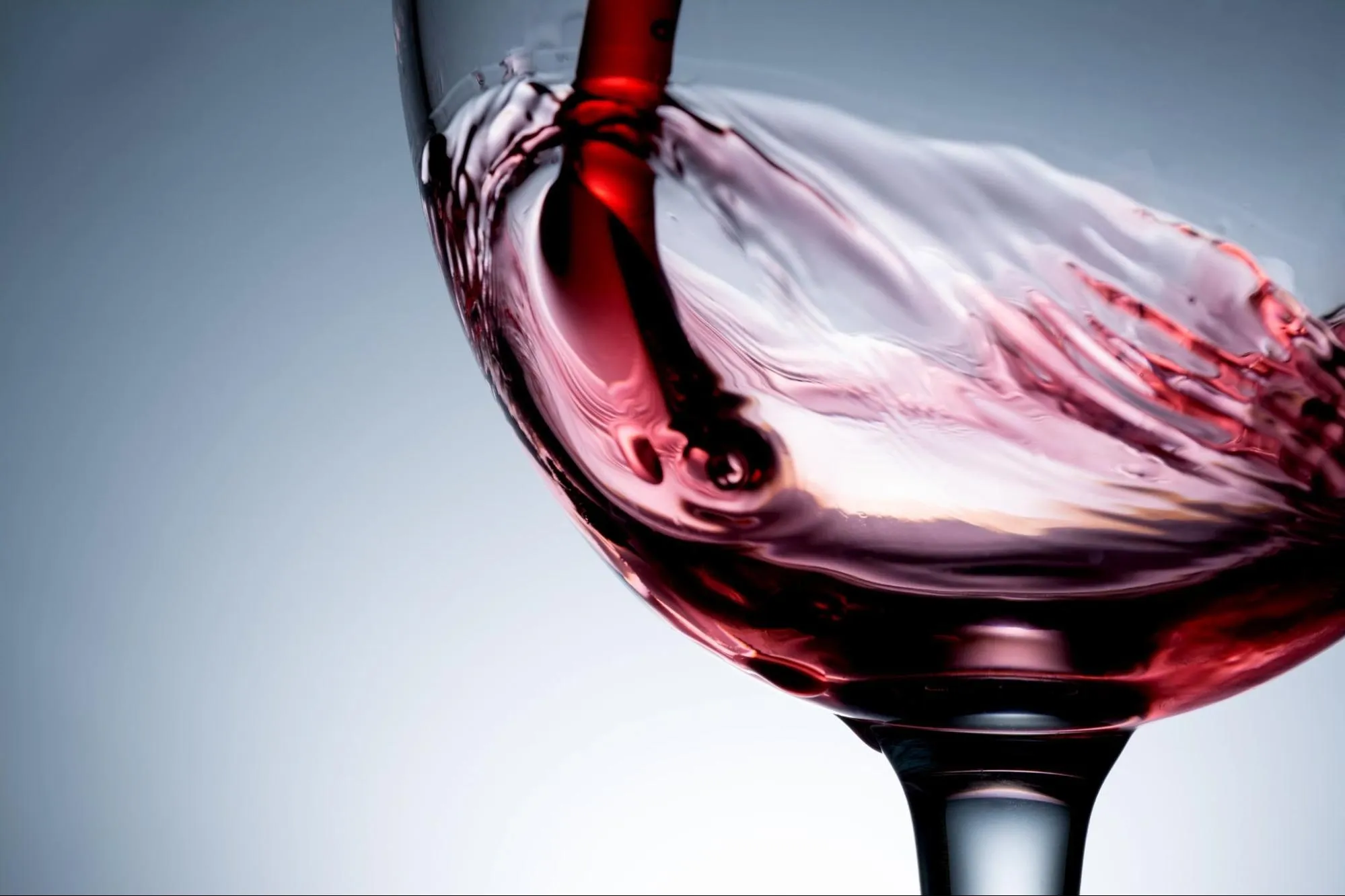 观察葡萄酒浓度、颜色深度和颜色边缘