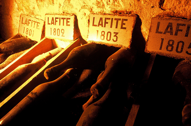 查多酒窖里的拉菲酒瓶(Bottles of Lafite in the château cellars)