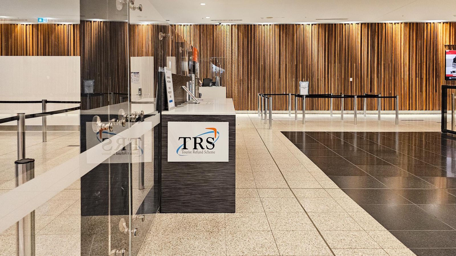 可以在出发机场的TRS柜台申请退款。