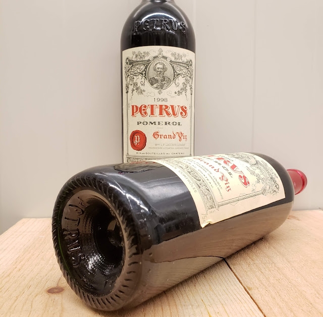 Petrus葡萄酒瓶上的雕刻示例。1990年份的瓶底上有雕刻，1998年份的瓶肩上也有雕刻。