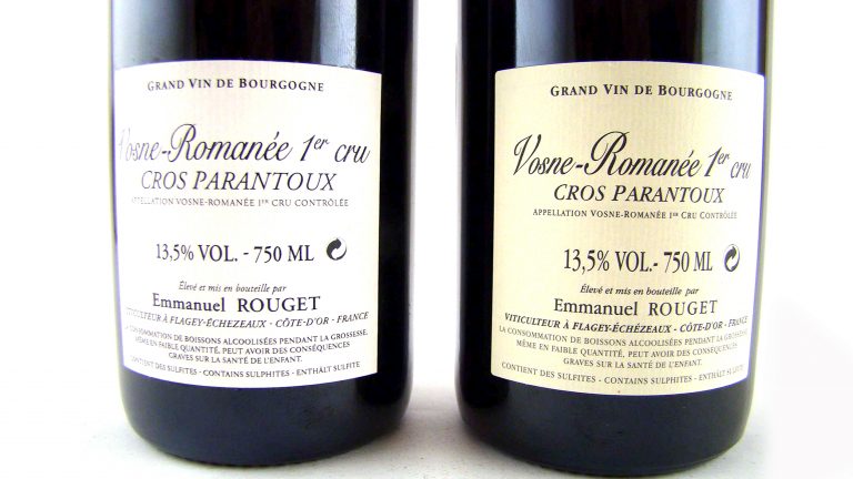 假货和正品Rouget Vosne-Romanée的并排比较，假瓶子在左边。
