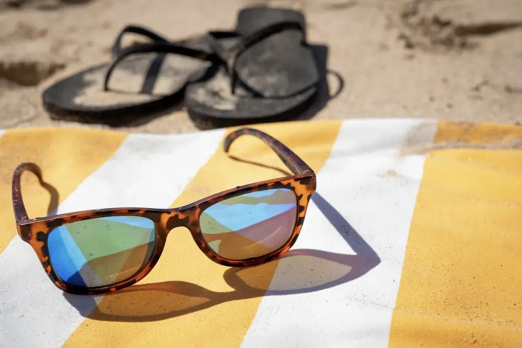 将太阳镜、人字拖和沙滩巾添加到你的澳大利亚装箱单中。