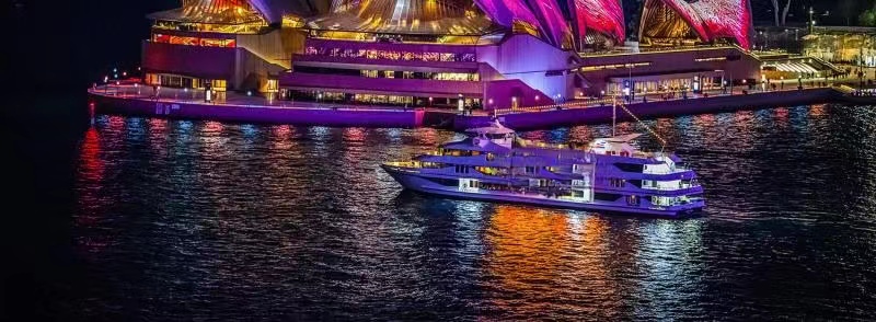 缤纷悉尼2024灯光巡游中的悉尼港库克船长游轮。